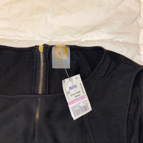 Anne Klein sleeveless top. Black and white top - Picture 5 of 6